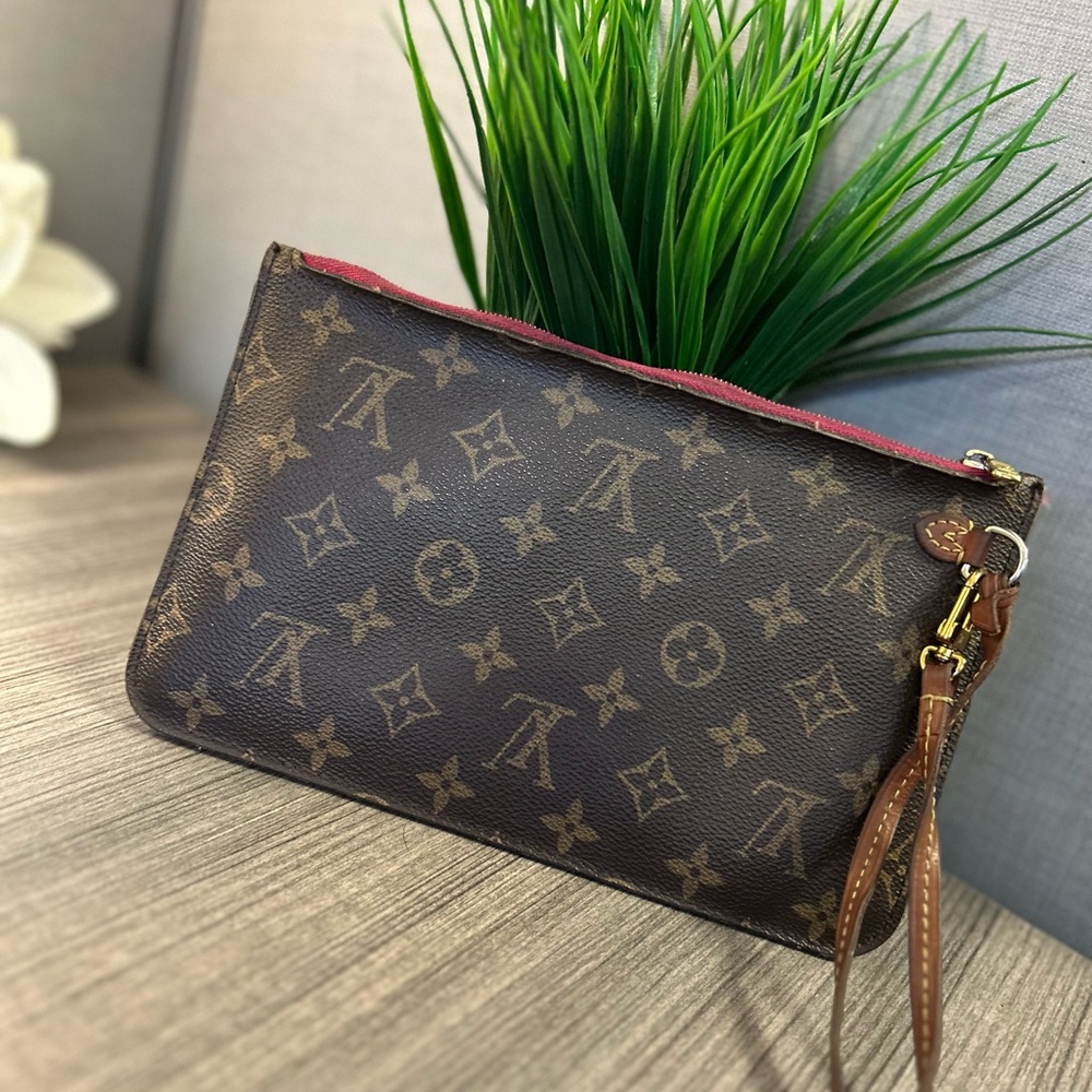 Authentic Louis Vuitton Neverfull Pouchett!